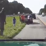 Shaquille O'Neal ayuda aun automovilista accidentado.