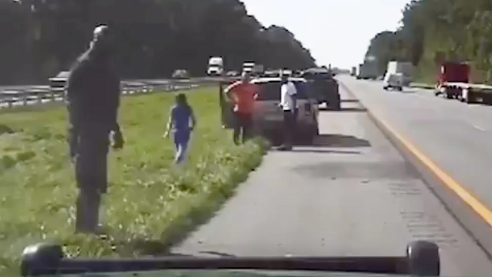 Shaquille O'Neal ayuda aun automovilista accidentado.