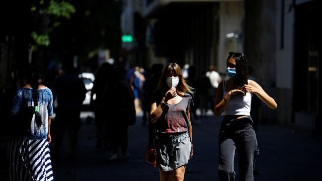 Varias personas caminan por una calle del centro de Córdoba con mascarillas puestas
