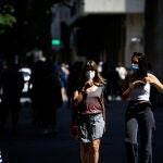 Varias personas caminan por una calle del centro de Córdoba con mascarillas puestas