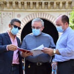 El deán del Cabildo (centro), Manuel Pérez Moya, con responsables de la Fundación Don Bosco
