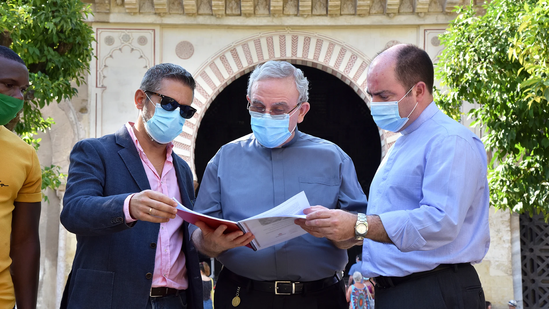 El deán del Cabildo (centro), Manuel Pérez Moya, con responsables de la Fundación Don Bosco