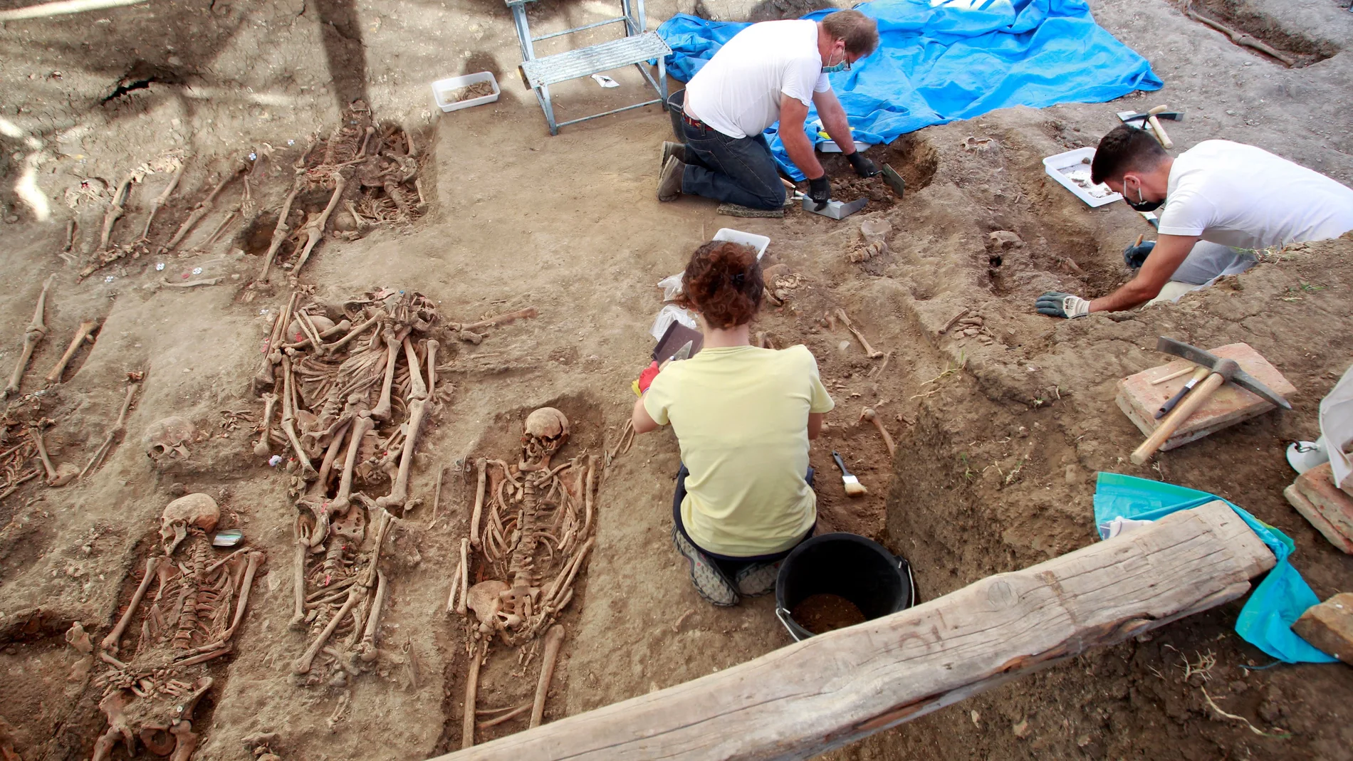 Excavaciones para rescatar los cuerpos de los represaliados en Jimena