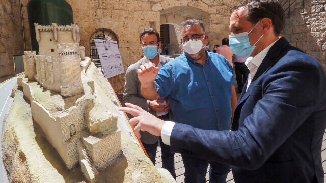 El presidente de la Diputación de Valladolid, Conrado Íscar, y el alcalde de Peñafiel, Roberto Díez, presentan el proyecto de restauración de la Barbacana y el Patio Norte del castillo de Peñafiel