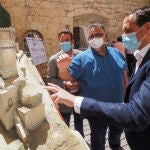 El presidente de la Diputación de Valladolid, Conrado Íscar, y el alcalde de Peñafiel, Roberto Díez, presentan el proyecto de restauración de la Barbacana y el Patio Norte del castillo de Peñafiel