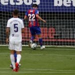El centrocampista japonés del Eibar Takeshi Inui marca a puerta vacía el segundo gol de su equipo en el partido ante el Valladolid. EFE/Javier Etxezarreta