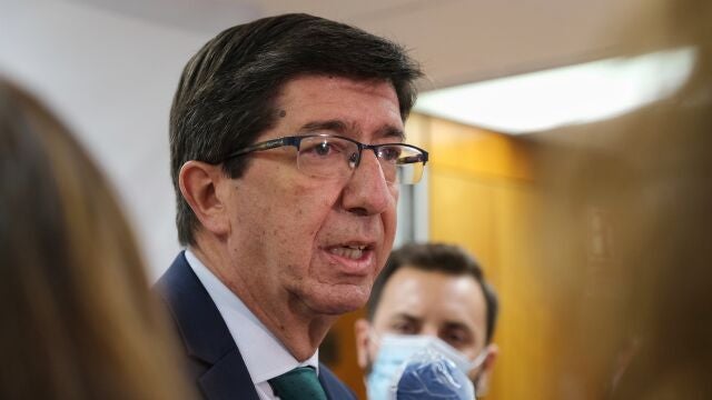 El vicepresidente de la Junta y consejero de Turismo, Regeneración, Justicia y Administración Local, Juan Marín, hoy tras una reunión con el sector de las agencias de viajes
