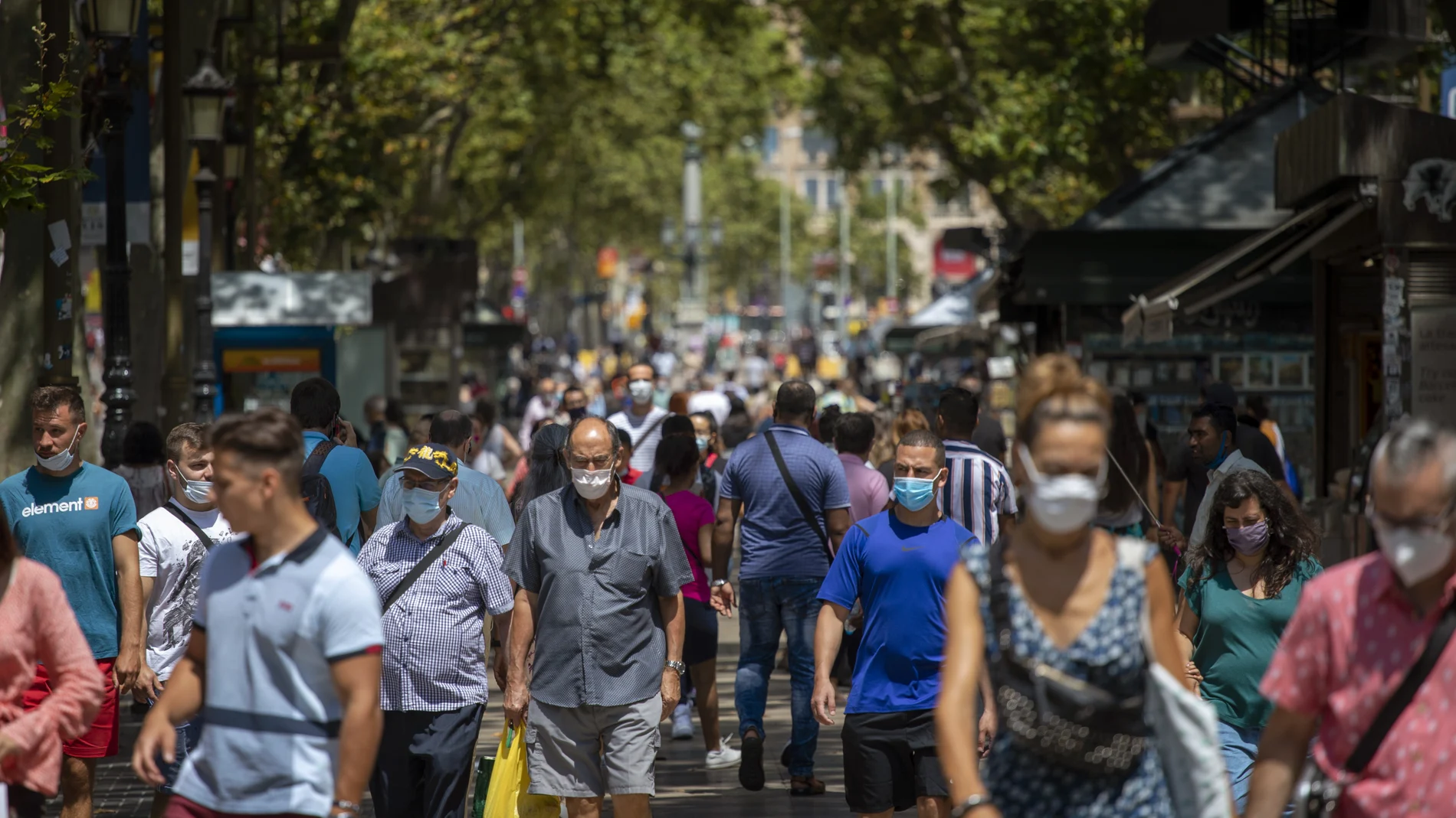 Personas paseando por Las Ramblas de Barcelona