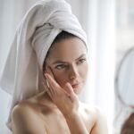 Mantener una higiene facial diaria es la clave para conseguir una textura de piel suave y fresca.