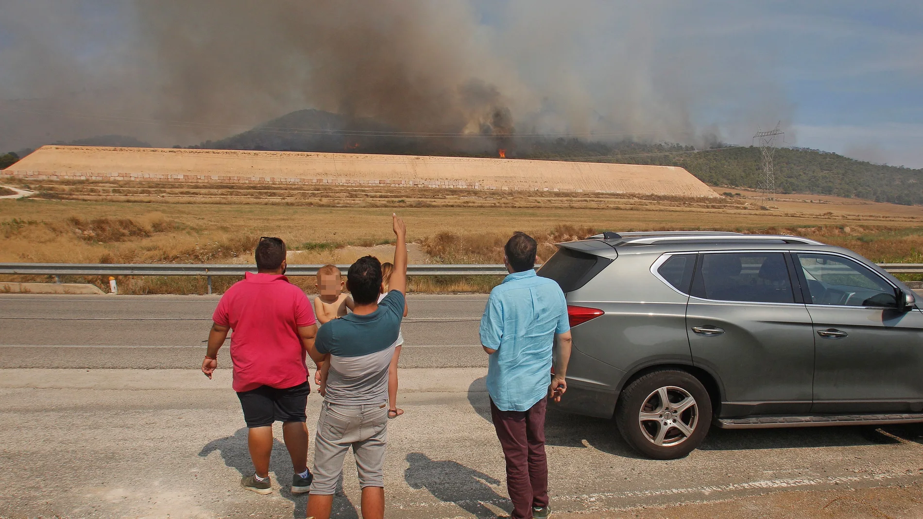 Se declara un incendio forestal en la localidad alicantina de Monóvar