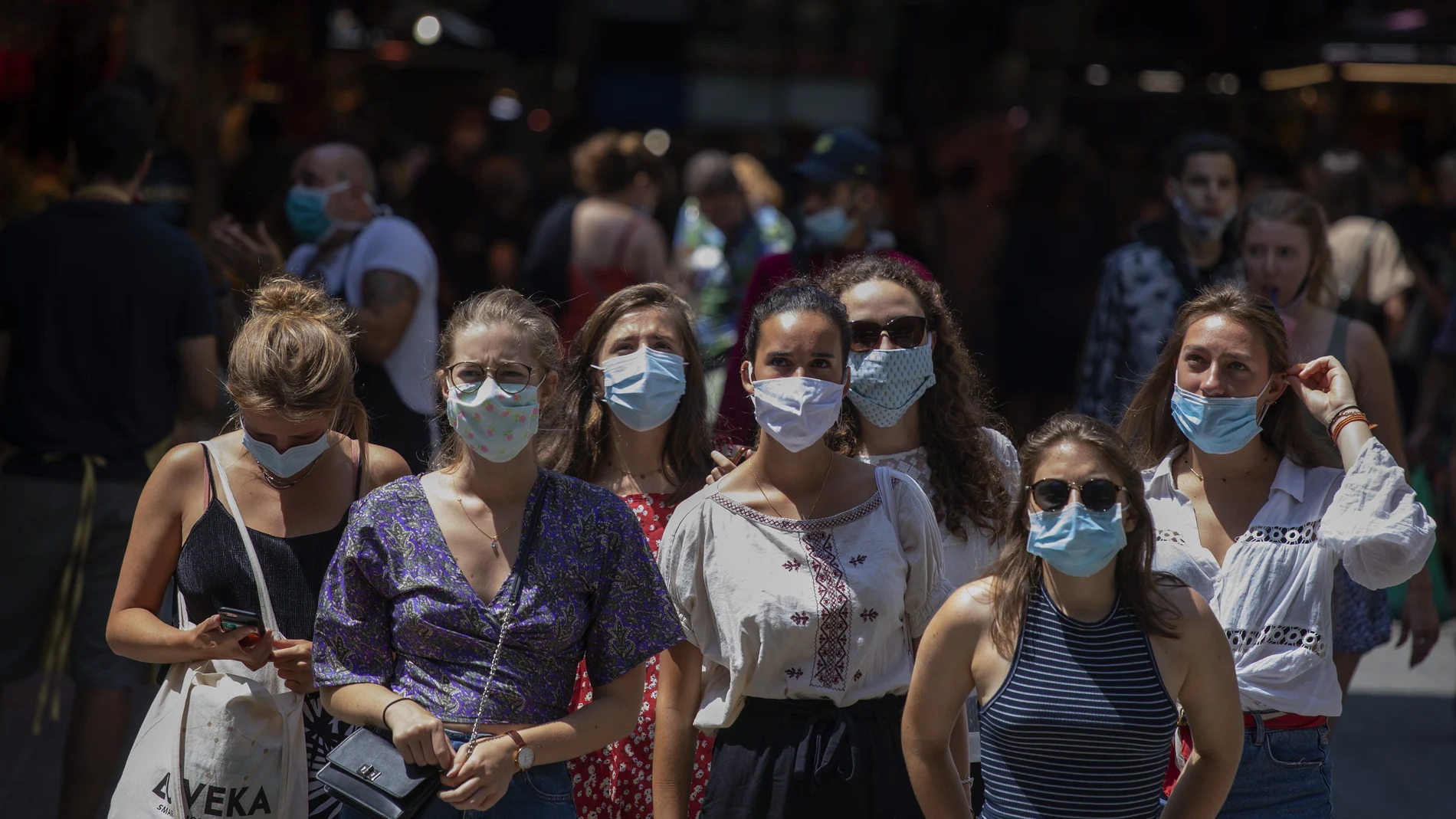 Los turistas vuelven a la Rambla de Barcelona con mascarillas. (AP Photo/Emilio Morenatti)