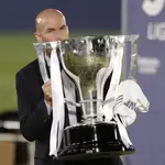 Zinedine Zidane celebra su segunda Liga ganada con el Real Madrid. (AP Photo/Bernat Armangue)