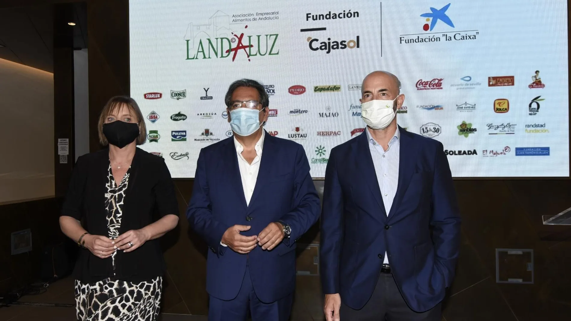 María Jesús Catalá, Antonio Pulido y Álvaro Guillén, en la sede sevillana de la Fundación Cajasol