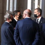 Don Felipe VI conversa con el presidente del Gobierno, Pedro Sánchez (2i), en presencia de otras personalidades, antes de la celebración del acto en honor de las víctimas del coronavirus en la Plaza de la Armería del Palacio Real, en Madrid (España), a 16 de julio de 2020.Moncloa16/07/2020