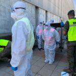 Efectivos del Ejército de Tierra comienzan a montar el albergue improvisado en el polideportivo de Albalate