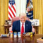 Trump posa en su despacho sonriente y con varios productos de la marca Goya, entre ellos los frijoles