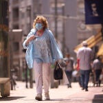 Una mujer pasea con una mascarilla por una calle de Vitoria