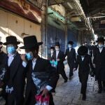 Un grupo de judíos ultraortodoxos con mascarillas en Jerusalén