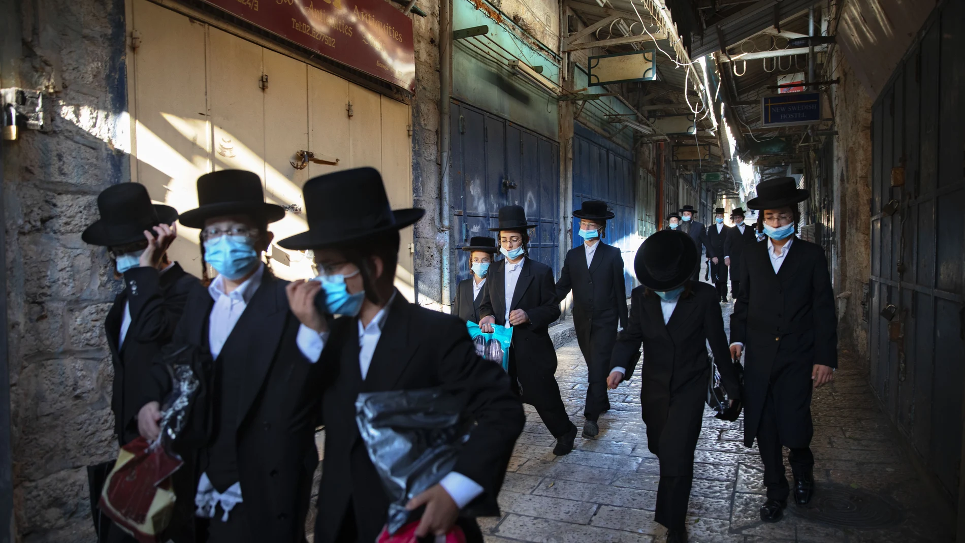 Un grupo de judíos ultraortodoxos con mascarillas en Jerusalén