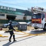 Los bomberos sofocan el incendio en la fábrica de Burgos