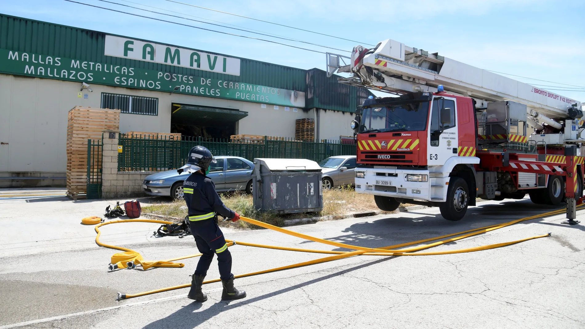 Los bomberos sofocan el incendio en la fábrica de Burgos