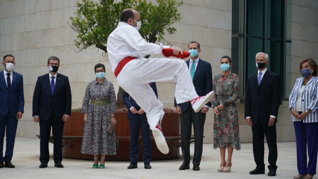 Los Reyes, ayer en Bilbao en un momento de la visita dentro de su gira por las comunidades