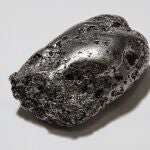 Pepita de platino encontrada en una mina en Kondyor, Rusia.