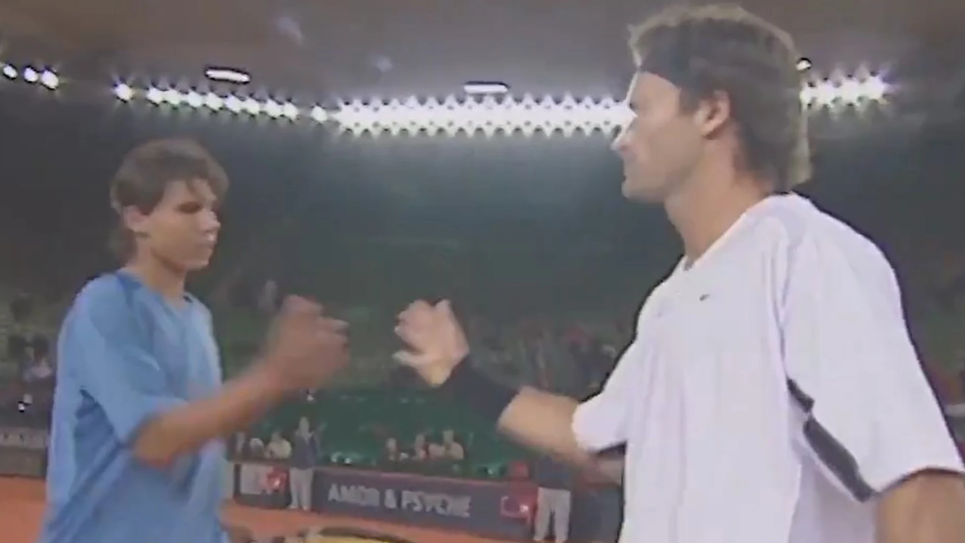 Rafa Nadal y Carlos Moyà se saludan después del primer partido que jugaron, en Hamburgo 2003