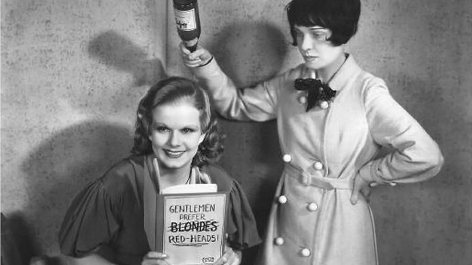 Anita Loos bromea con Jean Harlow. La guionista convirtió a la actriz en un verdadero fenómeno cinematográfico y en una estrella de Hollywood