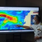 El contralmirante Daniel Gínez Villacís, comandante de Operaciones Navales de la Armada, muestra el resultado del monitoreo que realiza la Armada del Ecuador a la presencia de una flota pesquera extranjera