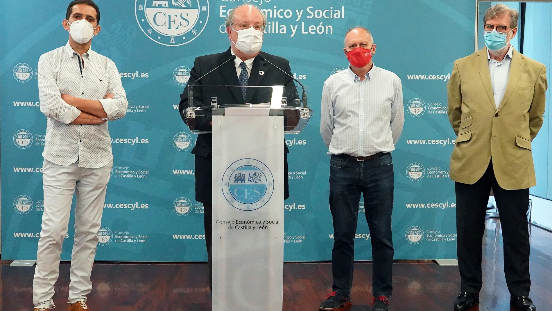 El presidente del Consejo Económico y Social de Castilla y León, Enrique Cabero, presenta el informe junto a Santiago Aparicio, Vicente Andrés y Faustino Temprano