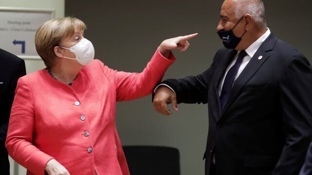 -FOTODELDIA- Bruselas (Bélgica) 17/07/2020.- La canciller alemana, Angela Merkel (izq) apunta al primer ministro búlgaro, Boyko Borissov (d), al inicio de la cumbre de la Unión Europea en Bruselas (Bélgica) este viernes. EFE/Stephanie Lecocq