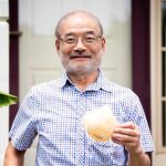 Experto en Tecnología Textil y profesor, inventó en 1992 la que ha resultado ser una de las innovaciones más importantes para luchar contra la pandemia del COVID-19. Foto: Ap