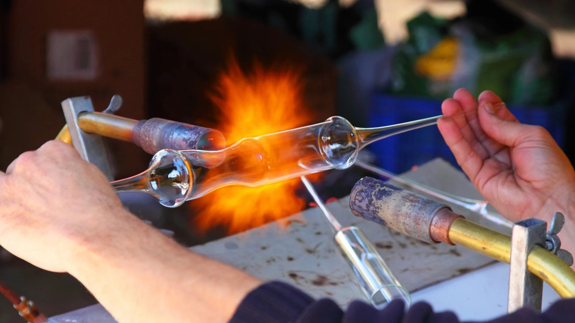 La técnica de soplado permite poder moldear el vidrio aplicando calor y fuerza.