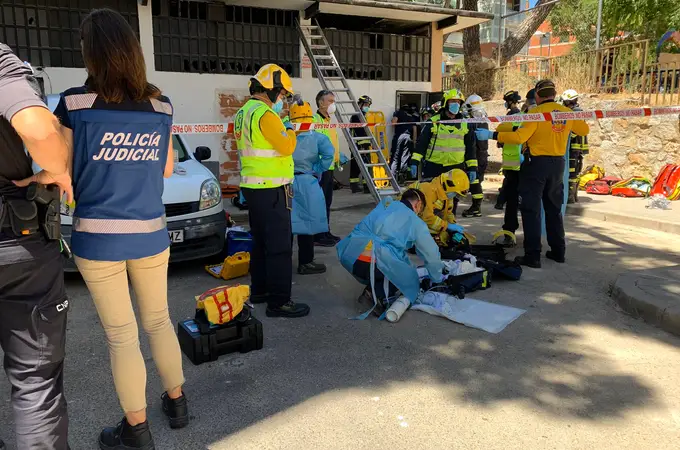 Dos trabajadores heridos graves y uno leve en Madrid por los vapores tóxicos de un pegamento en un sótano