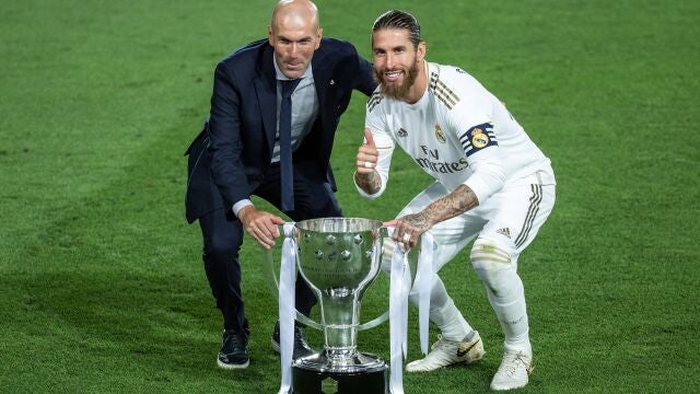 Zidane y Sergio Ramos, con el trofeo de campeones de la Liga 2019/20