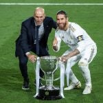 Zidane y Sergio Ramos, con el trofeo de campeones de la Liga 2019/20