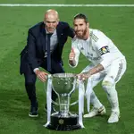 Zidane y Sergio Ramos, con el trofeo de campeones de la Liga 2019/20