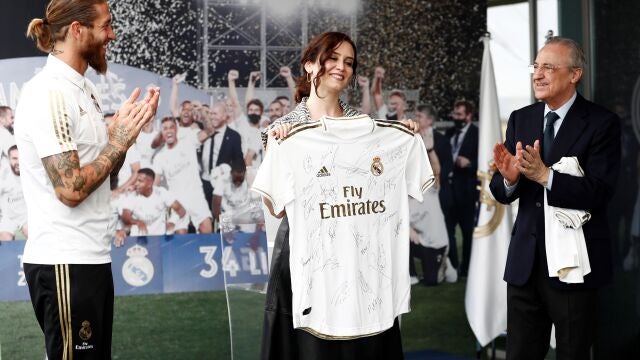 Sergio Ramos, Isabel Díaz Ayuso y Florentino Pérez celebran el título de Liga ganado por el Real Madrid la temporada pasada.