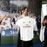 Sergio Ramos, Isabel Díaz Ayuso y Florentino Pérez celebran el título de Liga ganado por el Real Madrid la temporada pasada.