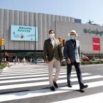 El presidente de la Junta de Andalucía, Juanma Moreno, y el alcalde de Málaga, Francisco de la Torre, cruzan la avenida de Andalucía, ya despejada de las obras de superficie del metro