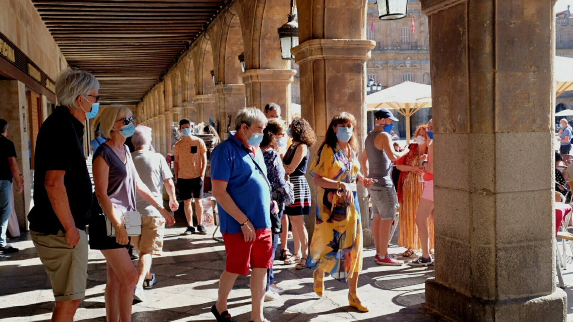 Turistas visitan la Plaza Mayor de Salamanca