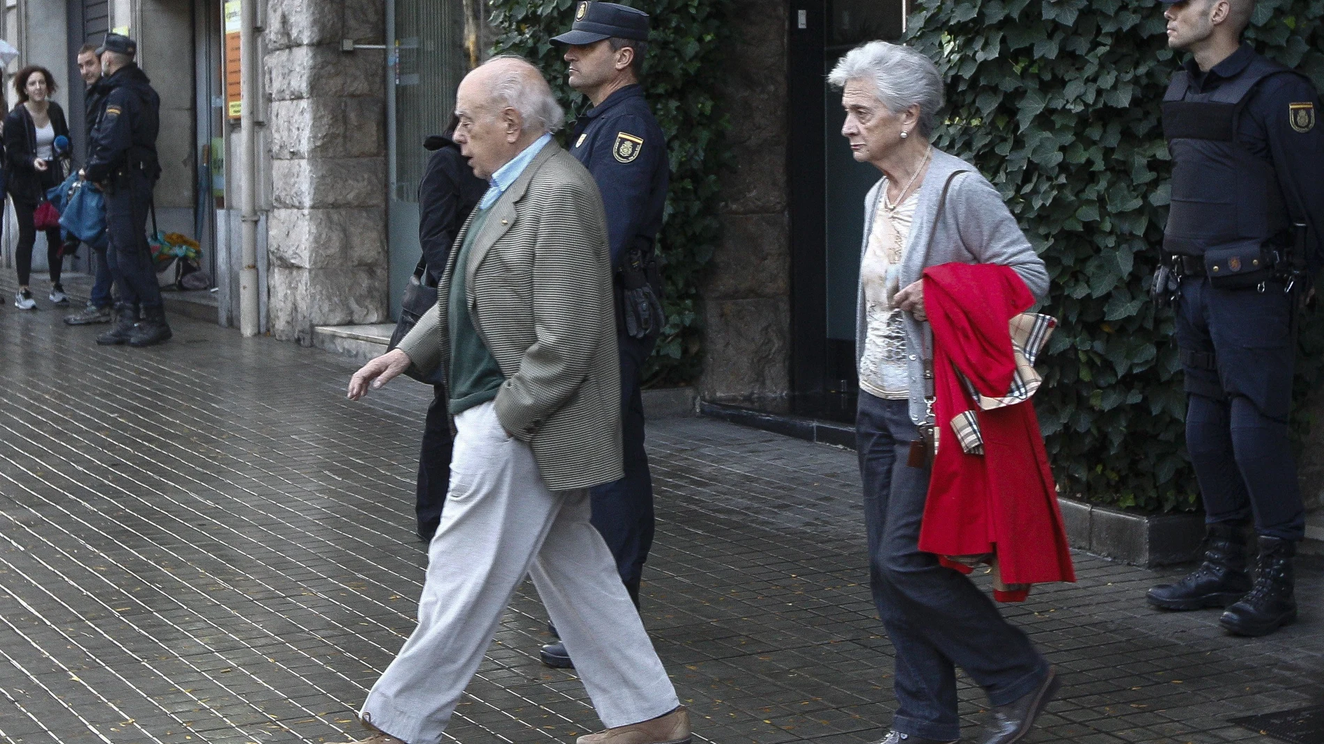 El expresidente catalán Jordi Pujol Soley junto a su esposa, Marta Ferrusola, durante una operación policial.