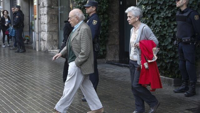 jordi pujol y su mujer abandonan su domicilio