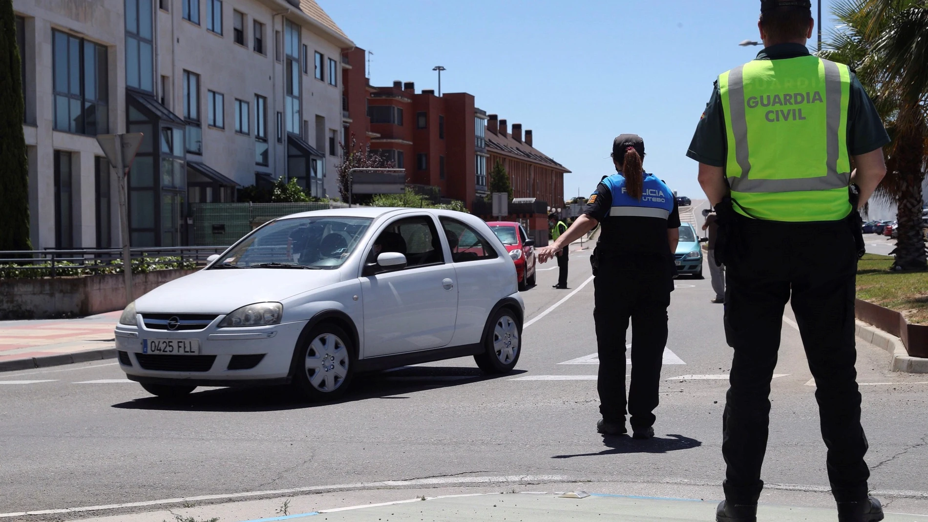 Agentes de tráfico y paneles informativos para disuadir de salir de Zaragoza
