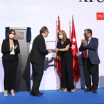 Teresa Campos entrega la placa a Carlos Jiménez-Ruiz junto a Díaz Ayuso y Francisco Marhuenda