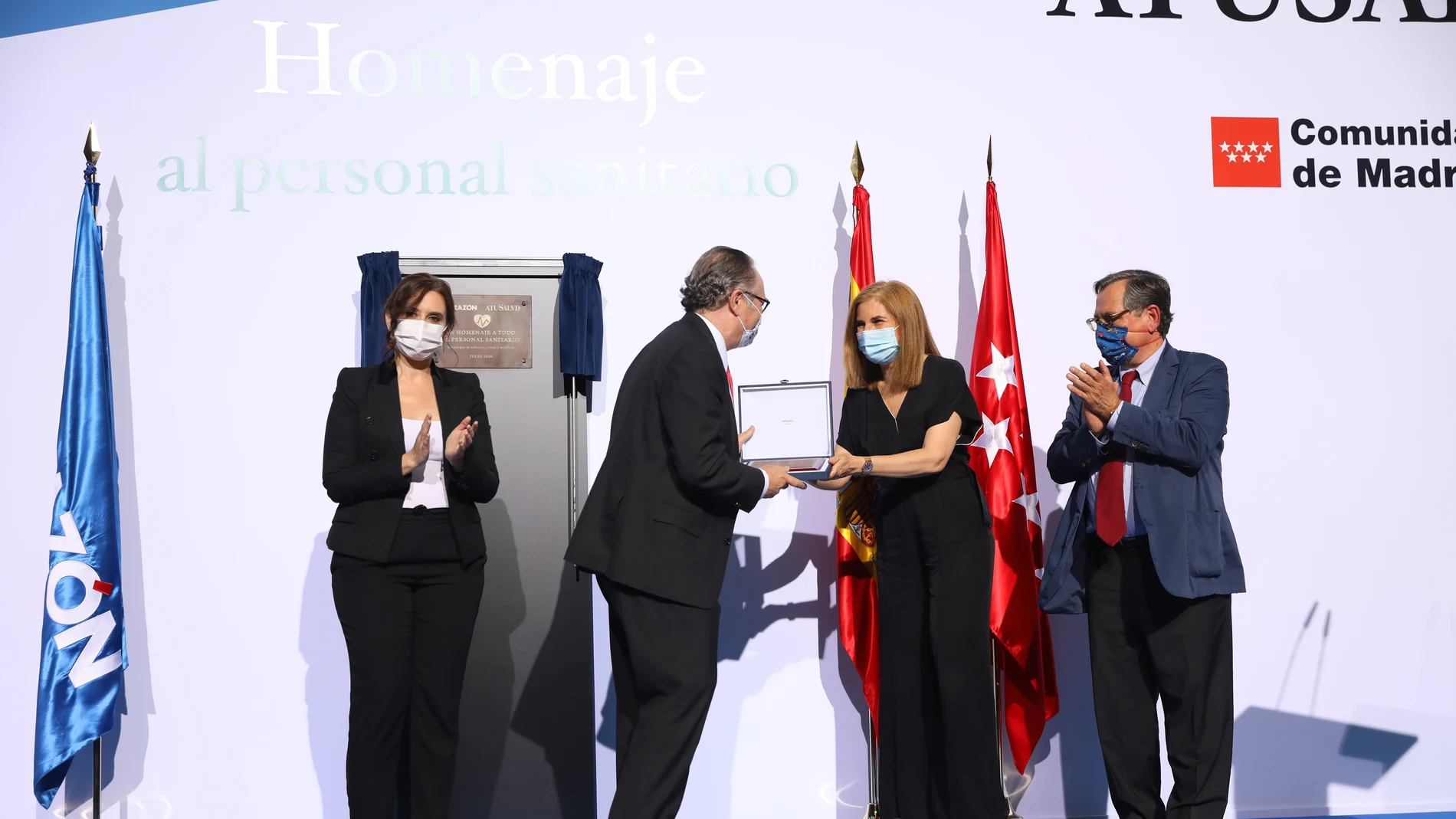 Teresa Campos entrega la placa a Carlos Jiménez-Ruiz junto a Díaz Ayuso y Francisco Marhuenda