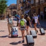 Un grupo de turistas camina este sábado frente a la catedral de Oviedo, en una jornada en la que el Laboratorio de Virología del Hospital Universitario Central de Asturias ha confirmado, mediante prueba PCR, el positivo de una joven que presentaba síntomas leves compatibles con el coronavirus.