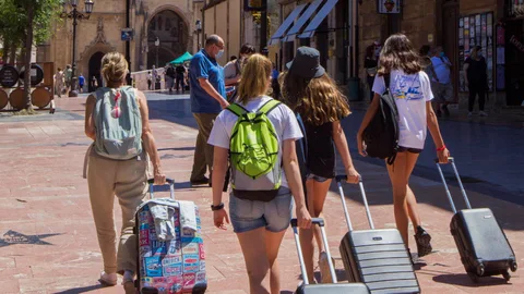 Un grupo de turistas camina este sábado frente a la catedral de Oviedo, en una jornada en la que el Laboratorio de Virología del Hospital Universitario Central de Asturias ha confirmado, mediante prueba PCR, el positivo de una joven que presentaba síntomas leves compatibles con el coronavirus.