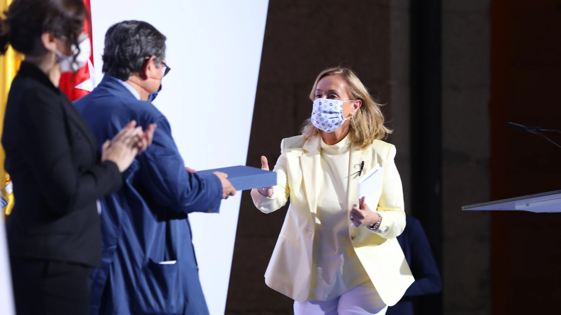 Francisco Marhuenda entrega, junto a Díaz Ayuso, el galardón a la secretaria general de Fenin
